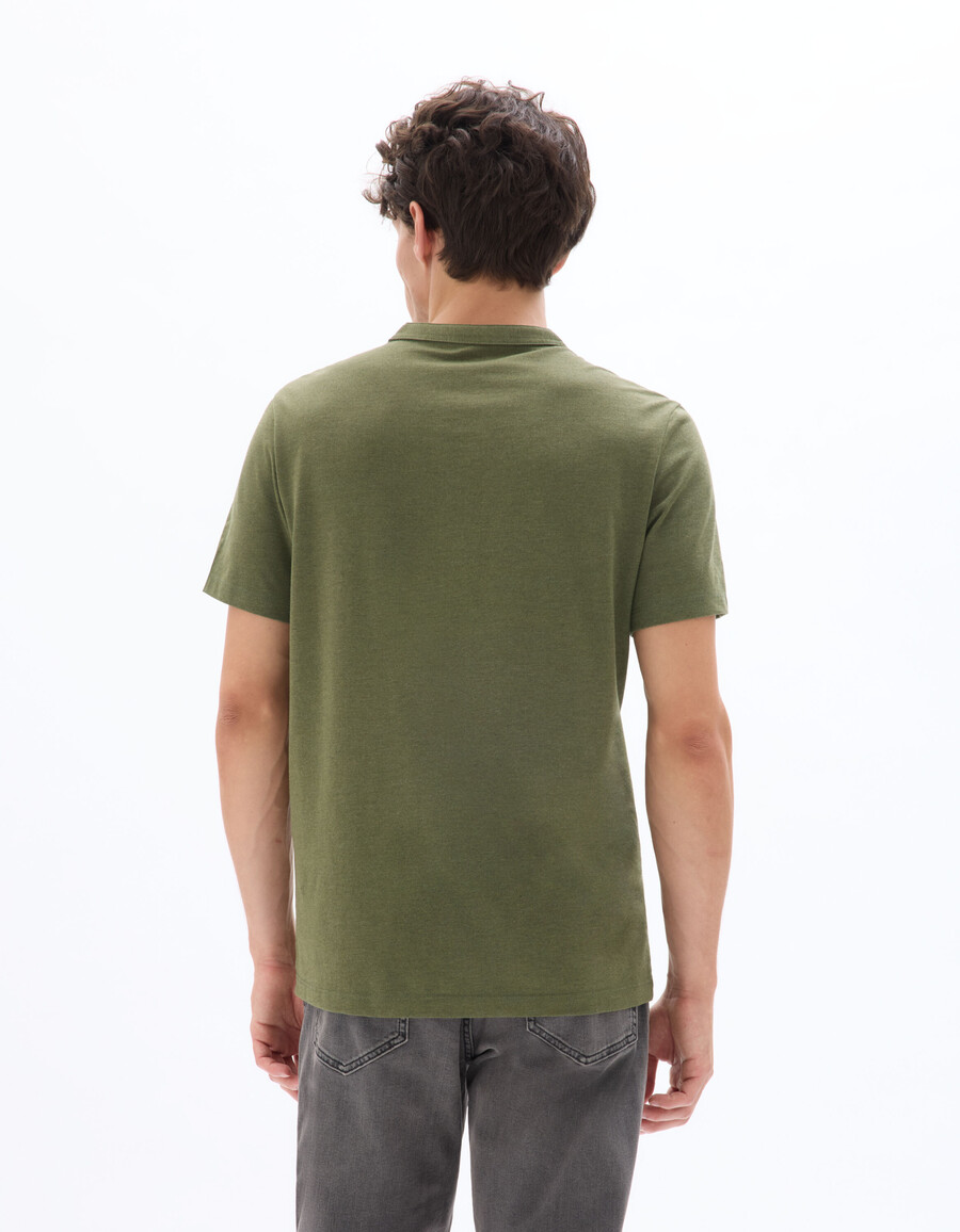 t-shirt med henleyring i bomullsblandning och normal passform