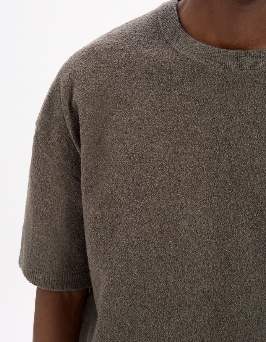 boxig stickad t-shirt med rund hals och öglor