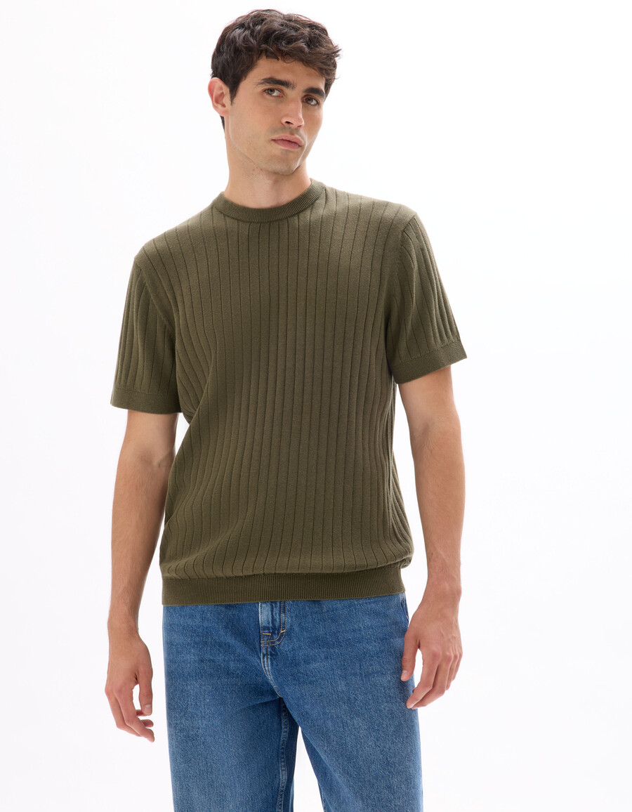 stickad t-shirt med rund hals och vanlig passform