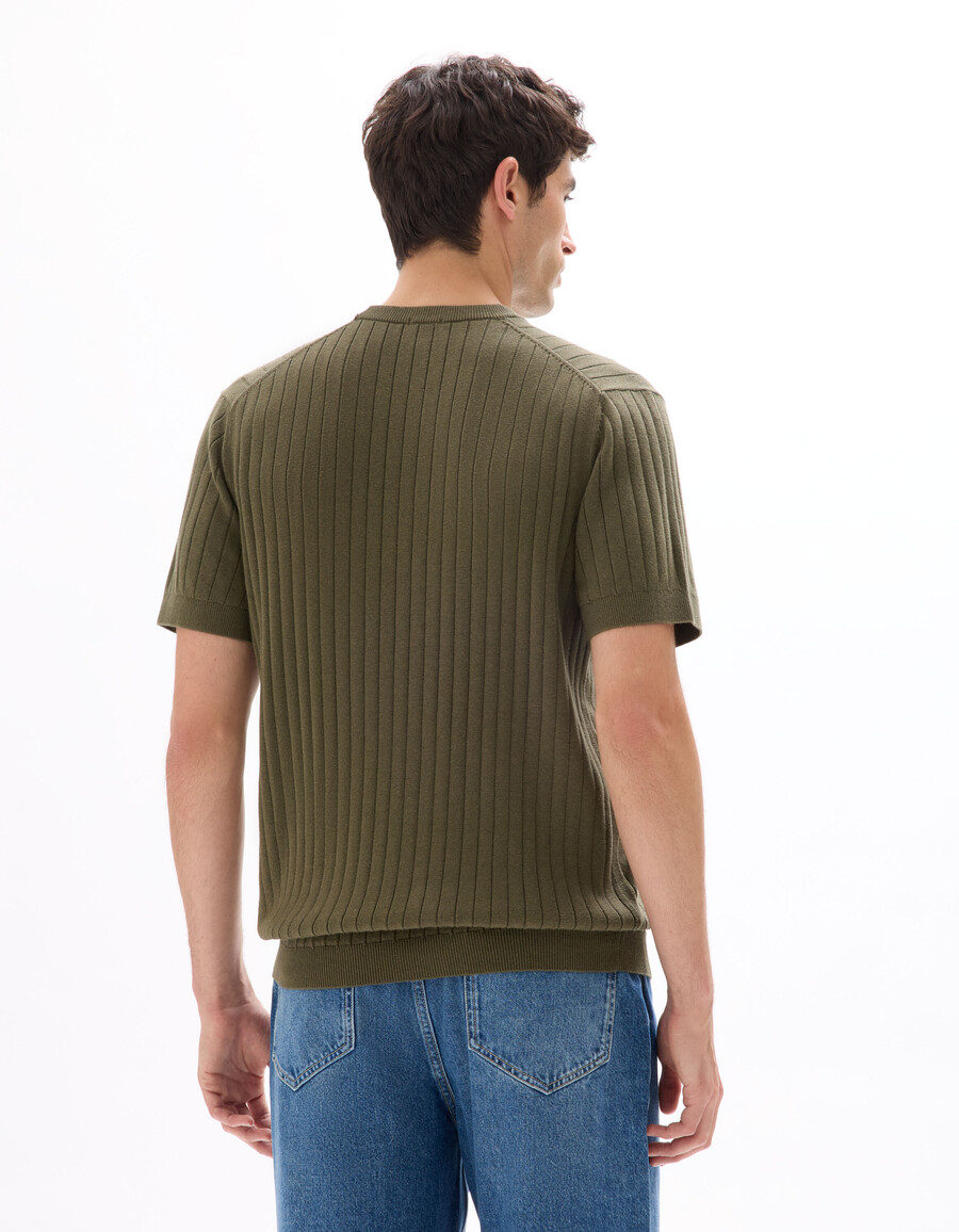 stickad t-shirt med rund hals och vanlig passform
