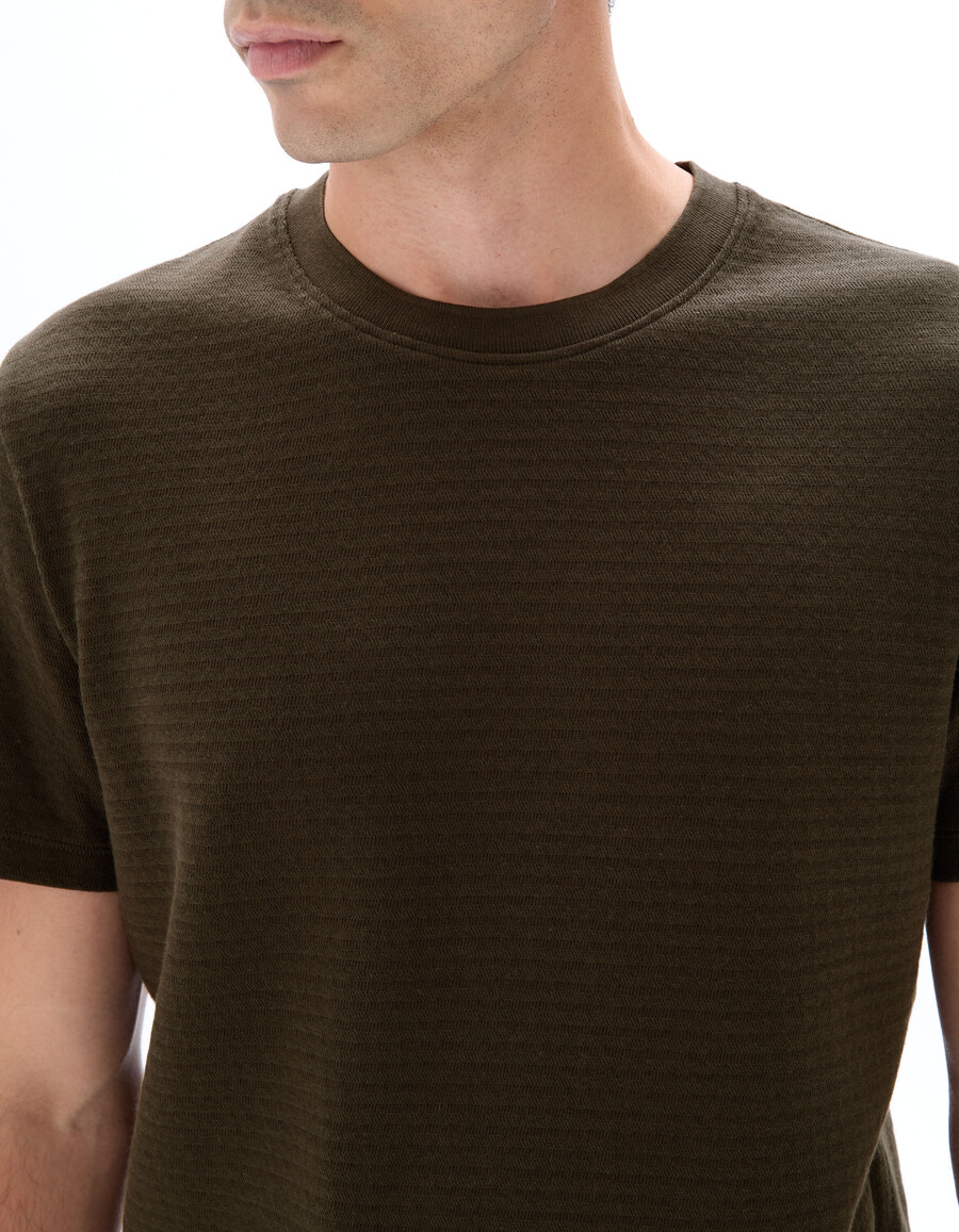 t-shirt med rund hals och normal passform 100 präglad bomull