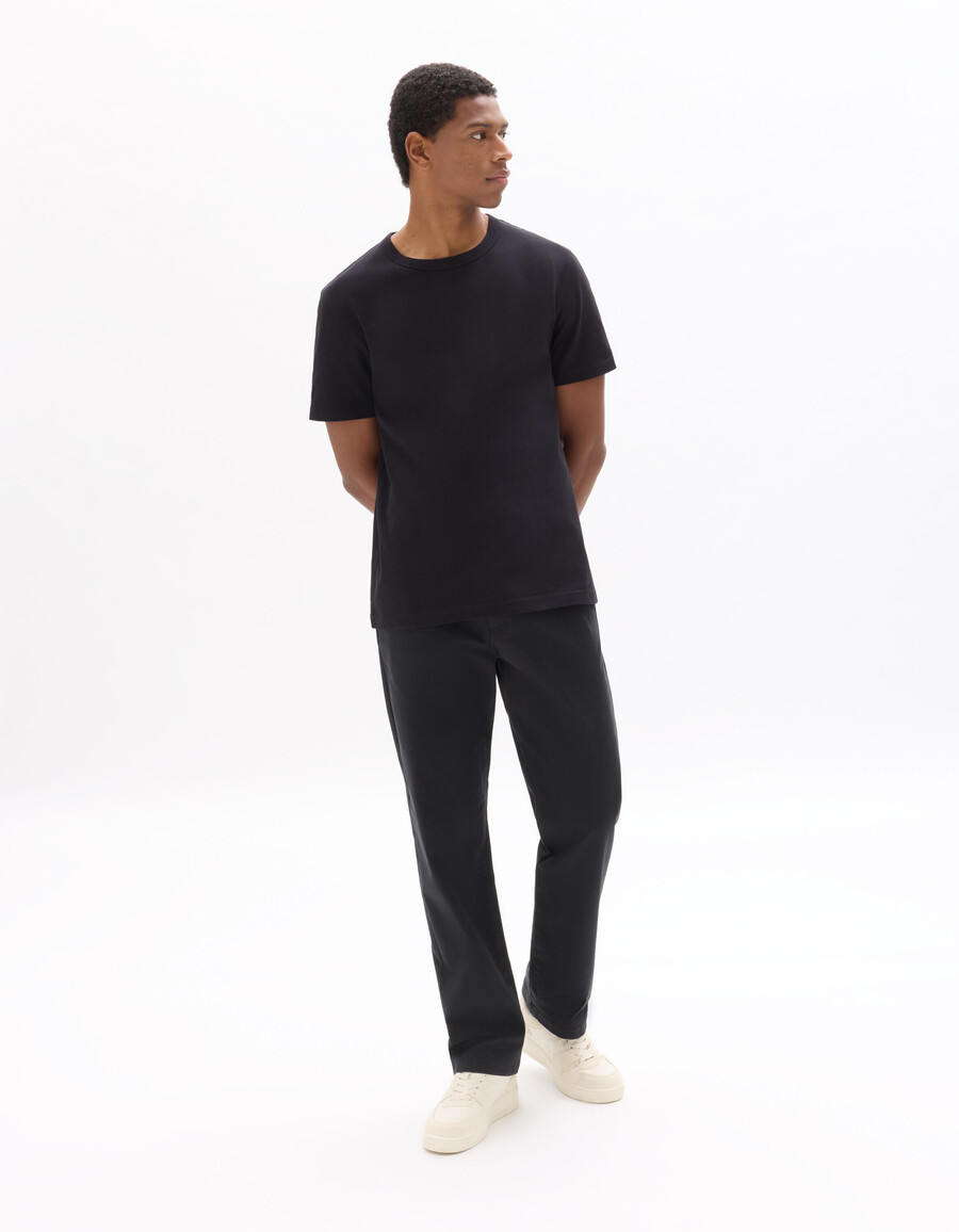 svart t-shirt med rund halsringning i 100 kraftig bomull
